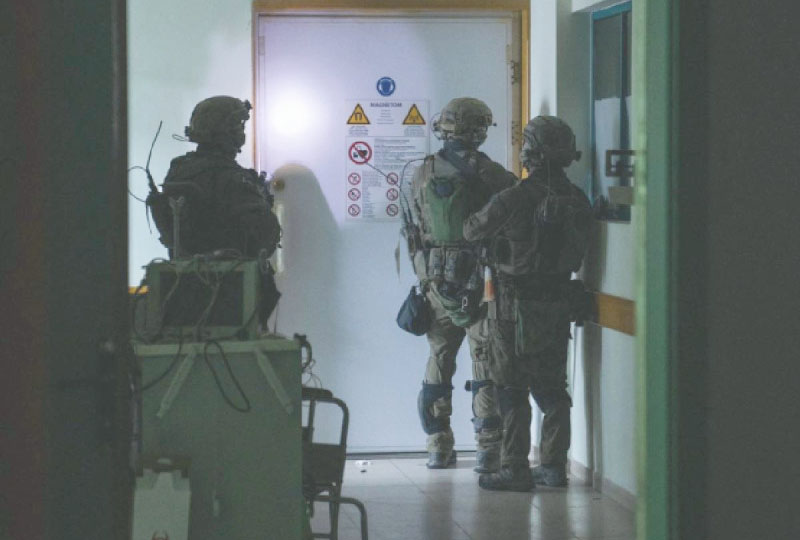 Ejército israelí se retira del principal hospital de Gaza; asegura que halló armas