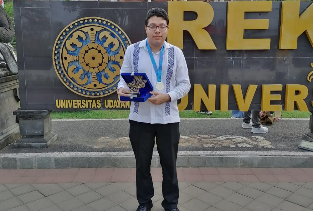 Orgullo UJAT en Indonesia. Estudiante gana medalla en concurso científico