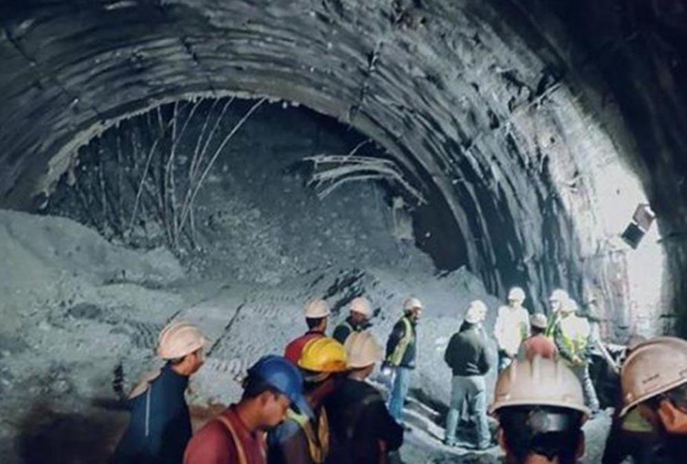 Emergencia en la India. Colapsa túnel y atrapa a más de 30 obreros