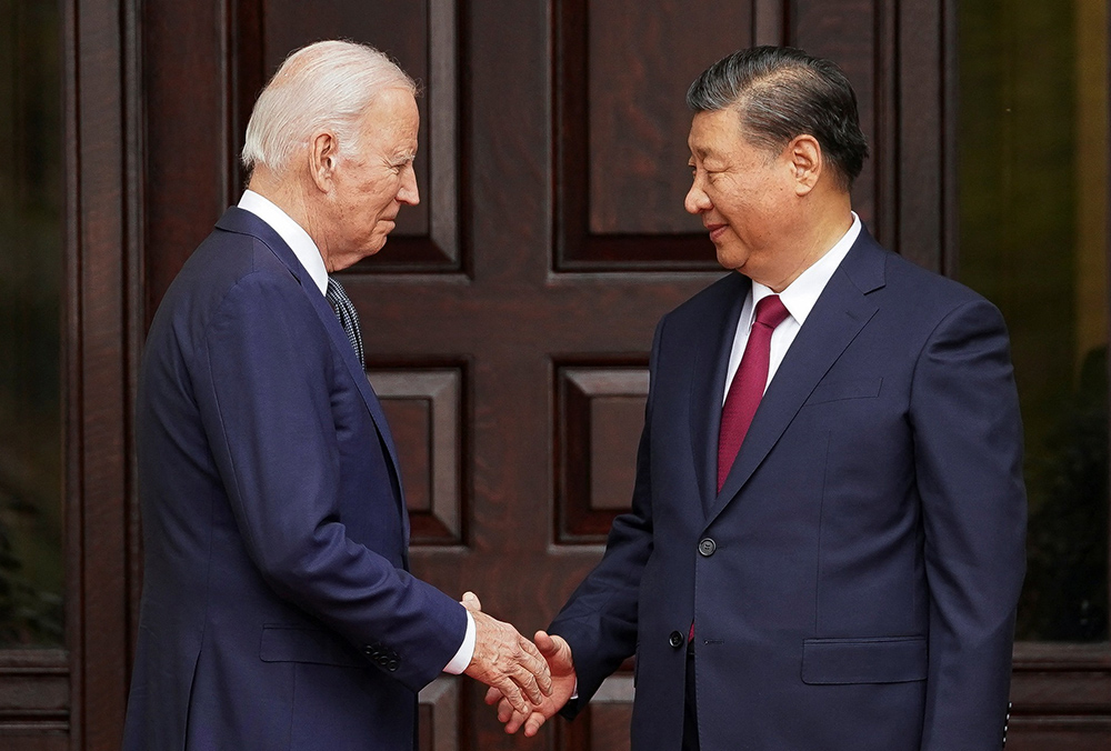 Xi Jinping con Joe Biden estrechan las manos en cumbre APEC