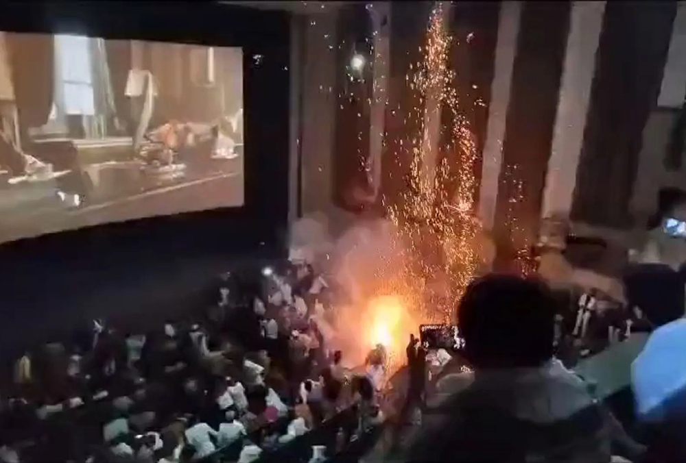 Estampida en sala de cine por explosión de fuegos artificiales