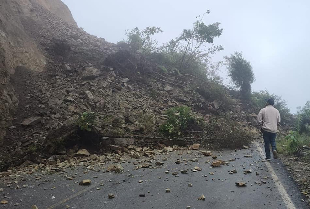 Deslave de cerro en Oaxaca deja incomunicado a Totontepec