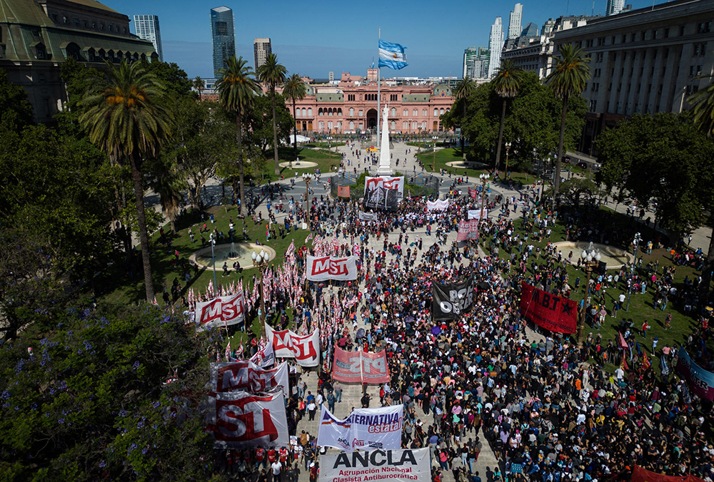 Tensión en Argentina, se manifiestan contra ajustes económicos de Milei
