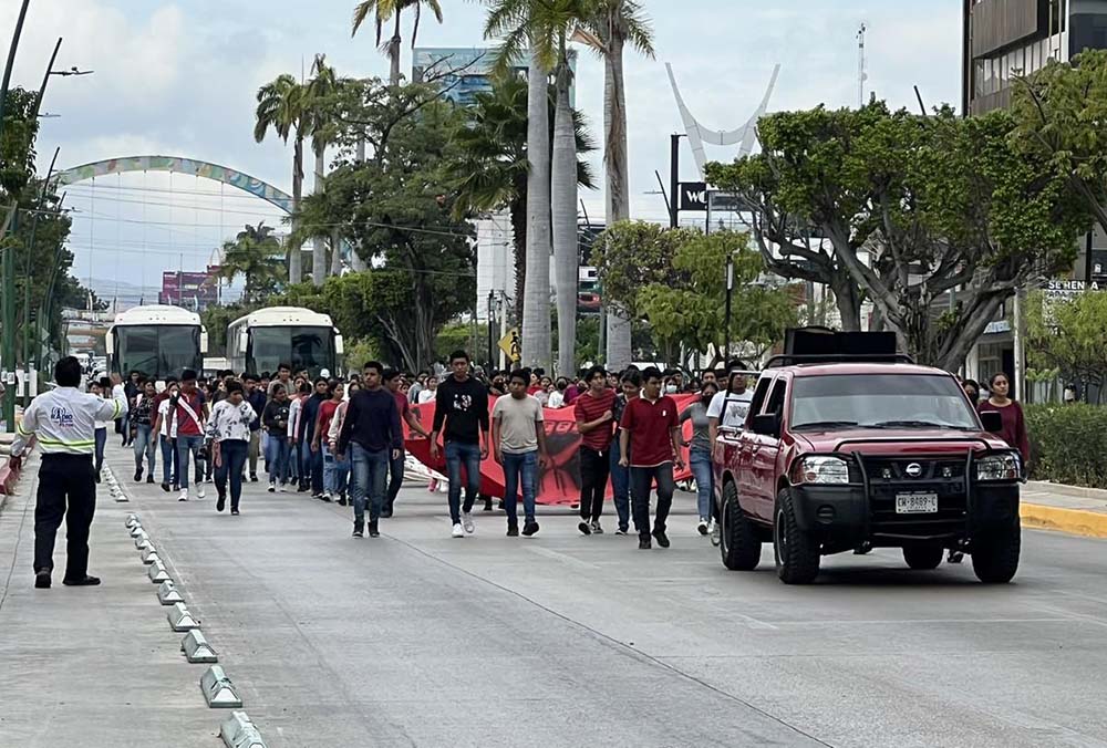 Protestan estudiantes de escuela normal en Chiapas