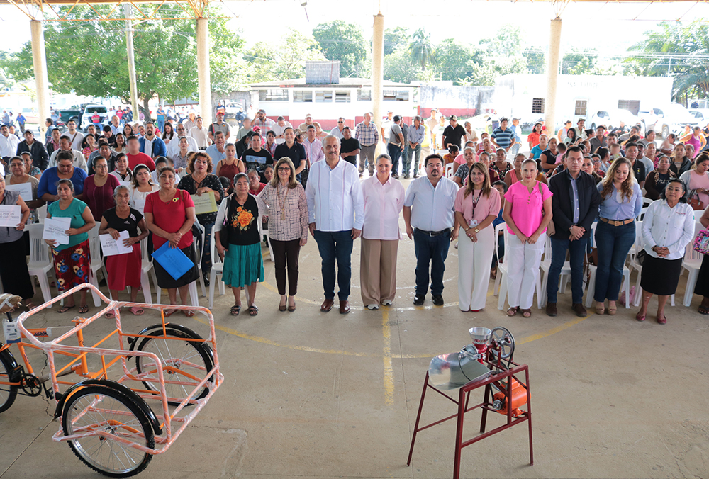 Desarrollo integral. Entrega Merino Campos apoyos a productoras en Macuspana