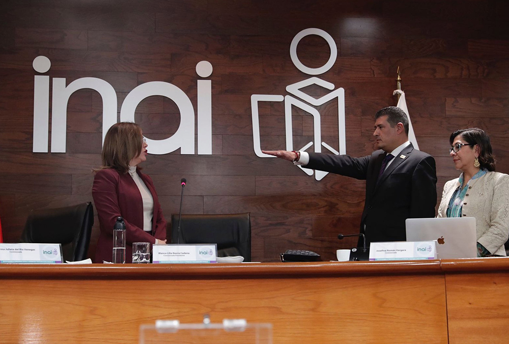 Adrián Alcalá ganó presidencia del INAI entre reclamos por corrupción