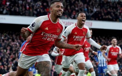 Arsenal es líder provisional en Liga Premier al vencer 2-0 a Brighton