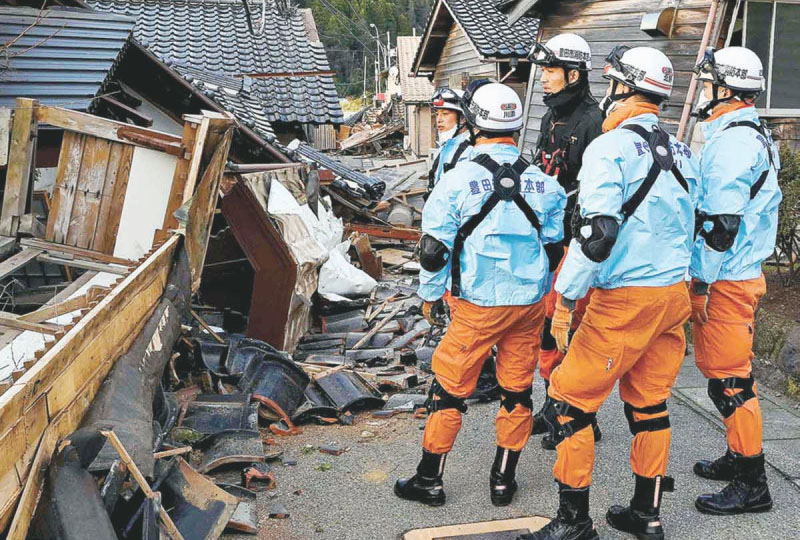Buscan a víctimas y siguen las réplicas, tras terremoto en Japón