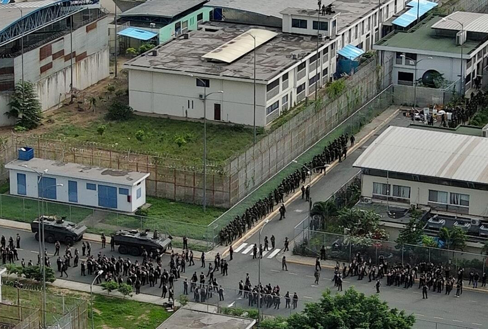 Militares entran cárcel de Ecuador tras asesinato de fiscal antimafia