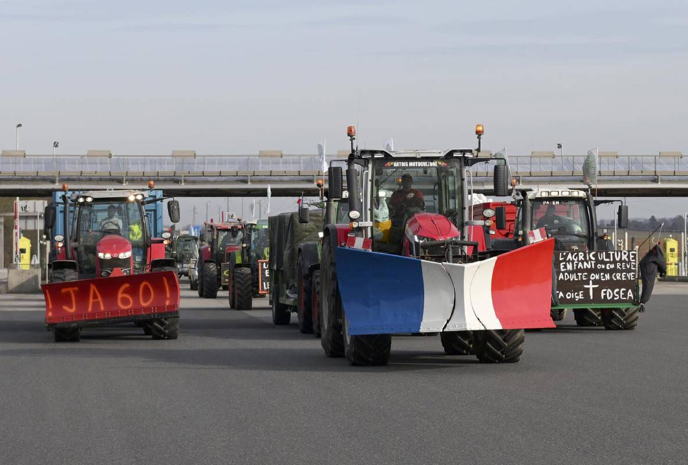 Incomunican París, continúan agricultores con bloqueos