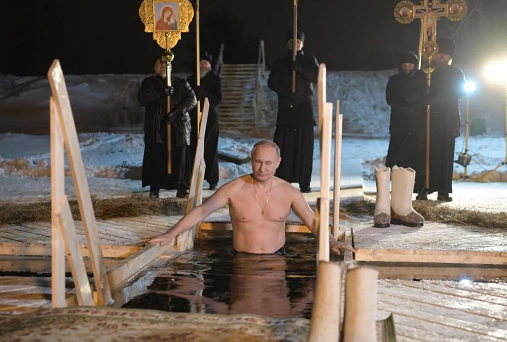 Putin toma baño en agua helada, celebra la Epifanía ortodoxa