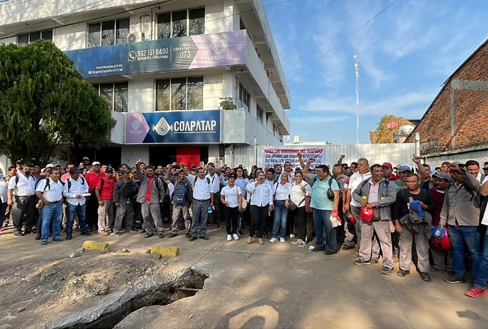 Se manifiestan trabajadores de servicios de agua en Tapachula