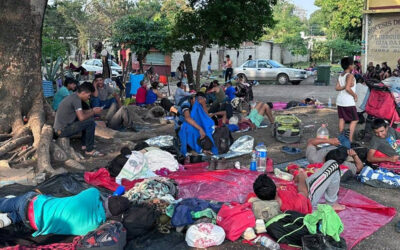 Migrantes quedan “varados”, gobierno les había prometido un transporte