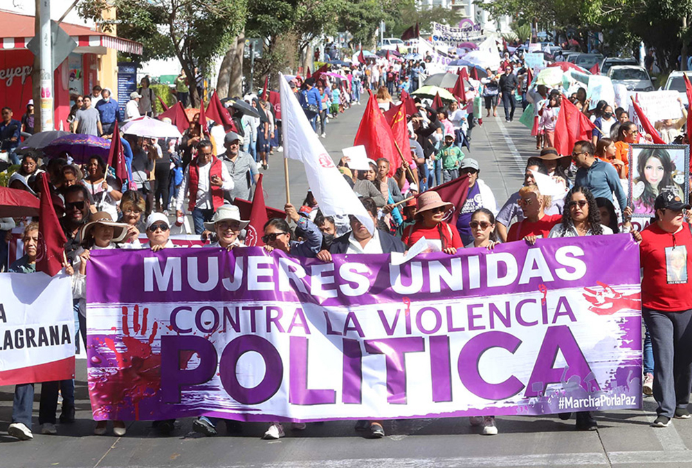 Marchan mujeres en Oaxaca contra la violencia política