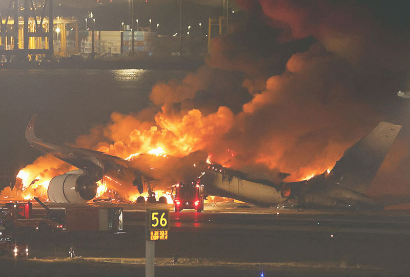 Arde avión de Japan Airlines con 379 personas a bordo; reportan 5 muertos