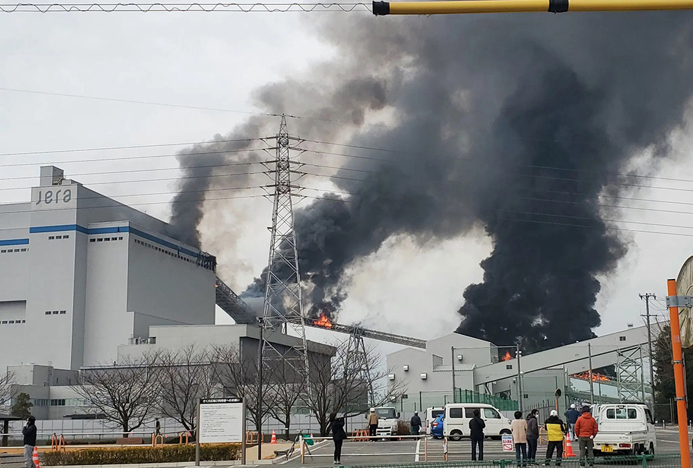Explota central eléctrica en Japón, genera un gran incendio