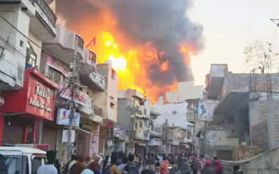 Incendio de una fábrica de pintura en India deja 11 muertos; graban VIDEO del momento
