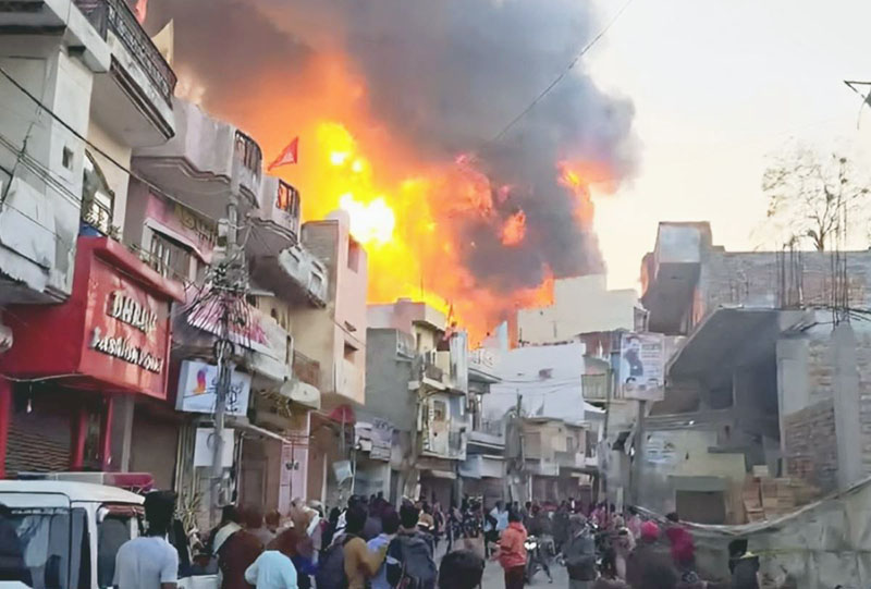 Incendio de una fábrica de pintura en India deja 11 muertos; graban VIDEO del momento