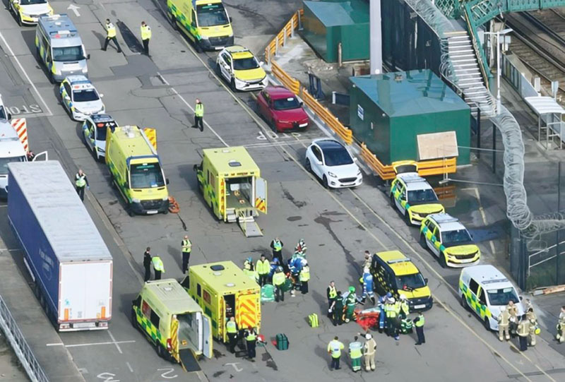 Policía de Reino Unido retiene camión con migrantes dentro; hay dos detenidos