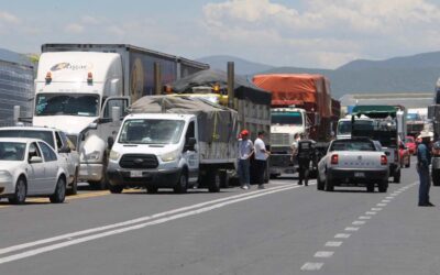 Transportistas bloquean la Cuacnopalan-Oaxaca exigen más vigilancia