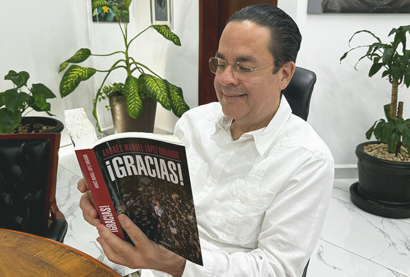 Destaca Carlos Íñiguez felicidad por ya contar con libro “Gracias”