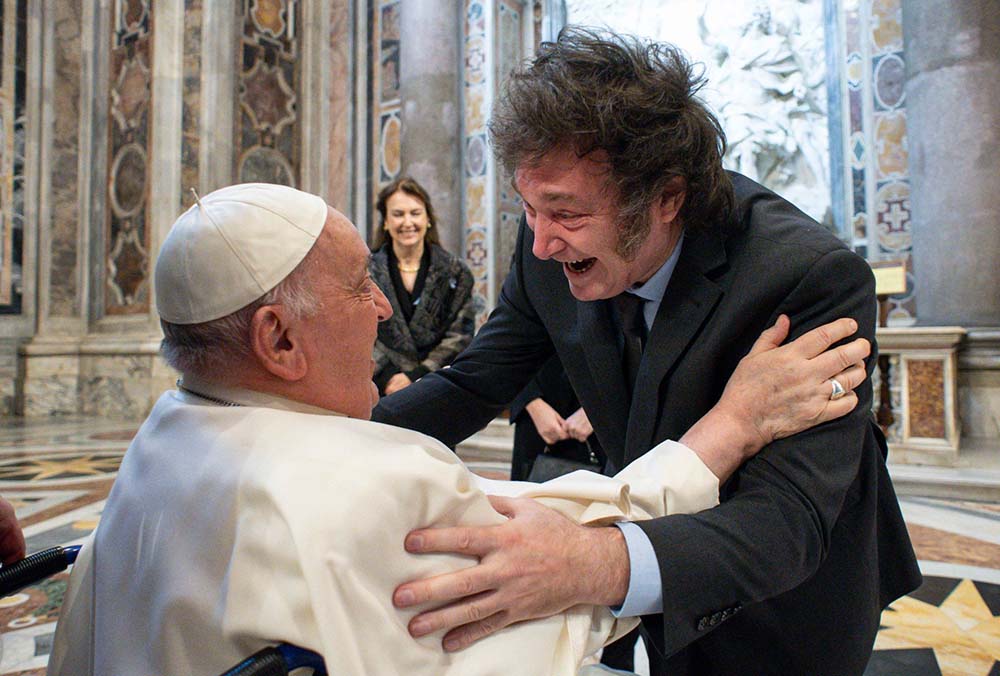 Papa Francisco y Milei se abrazan. El pontífice canoniza a primera santa Argentina