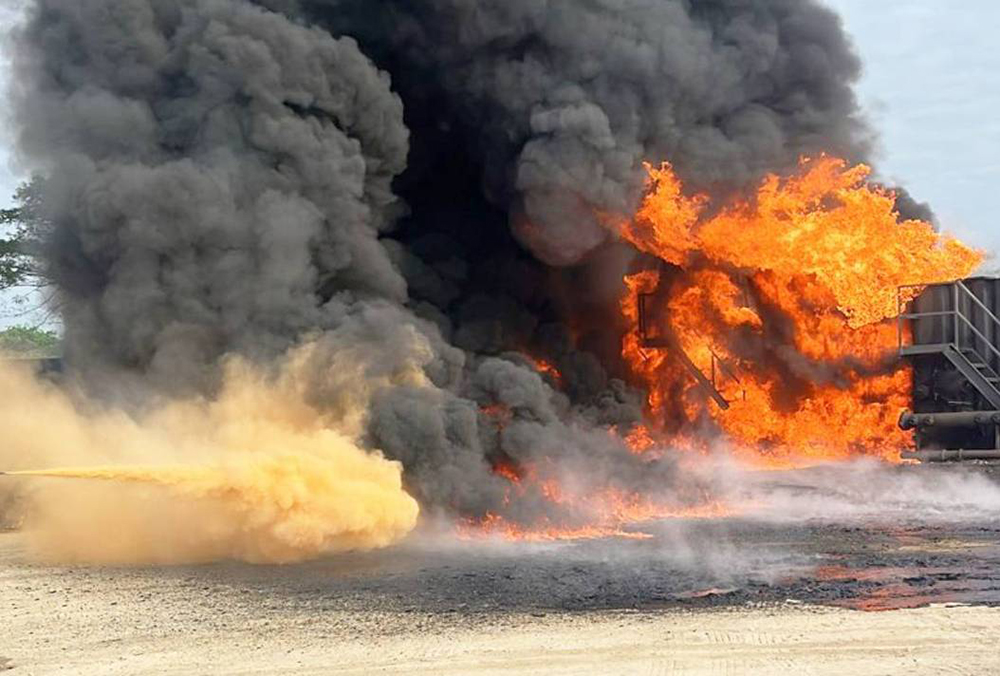 Se incendia compañía petrolera en Pechucalco, Cunduacán