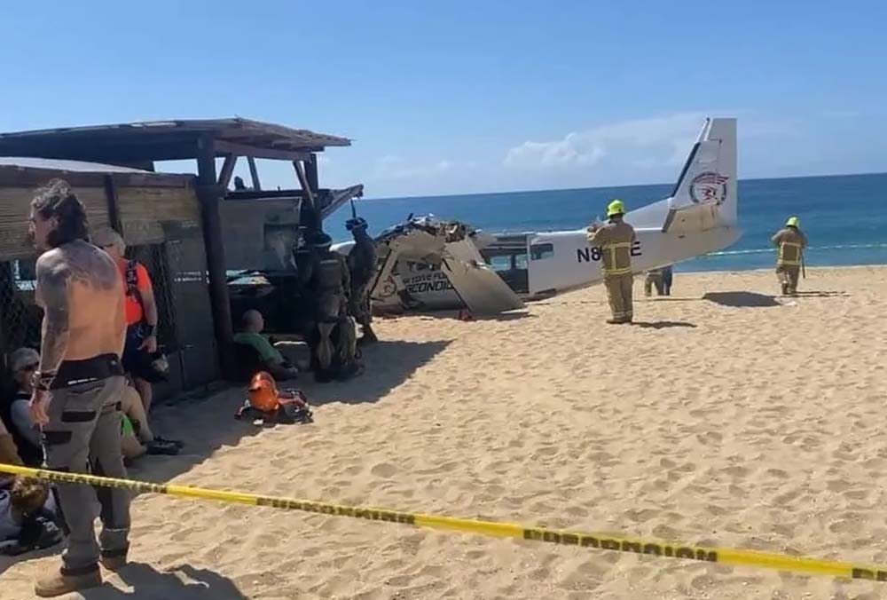 Avioneta aterriza de emergencia en playa Bacocho de Oaxaca