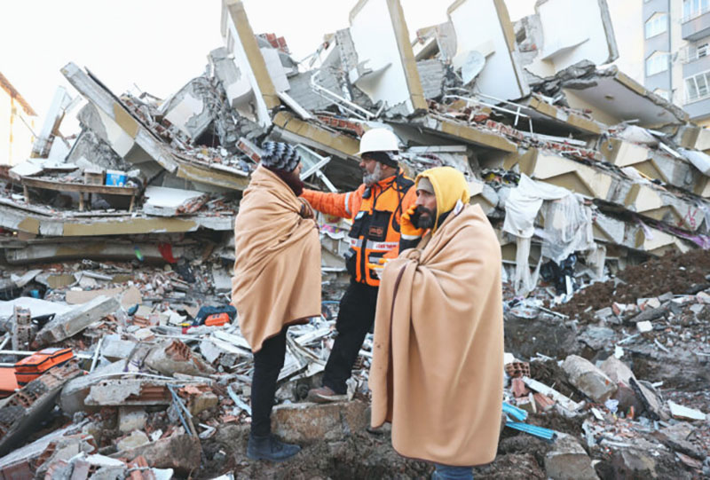 Un año después del sismo, los turcos siguen esperando que se cumplan las promesas de Erdogan