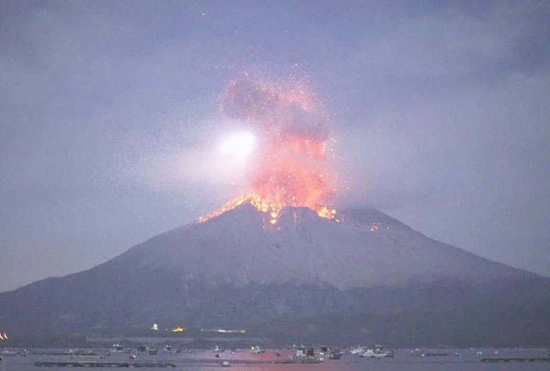 Volcán Sakurajima de Japón entra en erupción