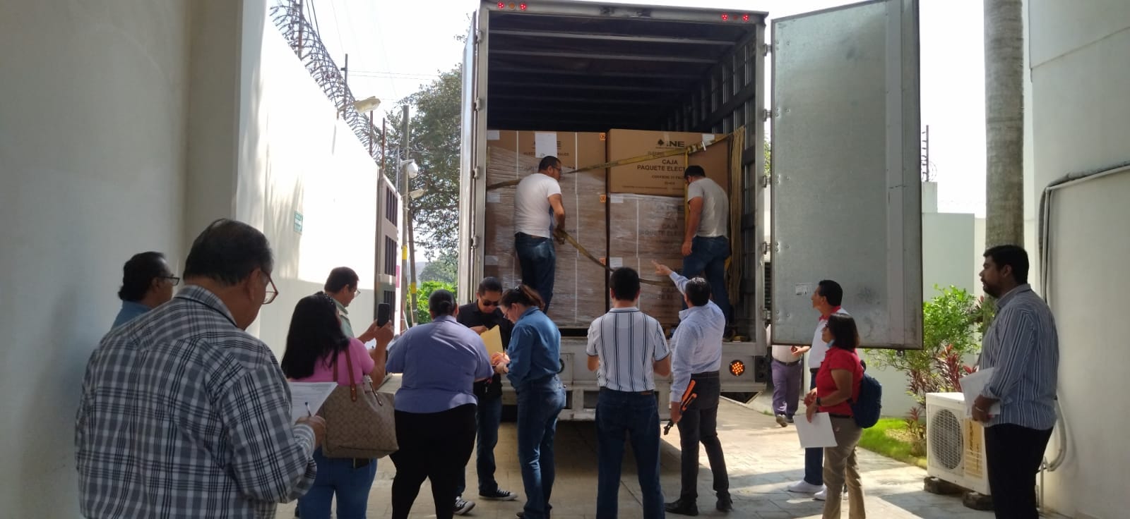 Quince toneladas de material electoral sin emblemas de partidos políticos llegaron a las instalaciones de los seis distritos electorales de Tabasco