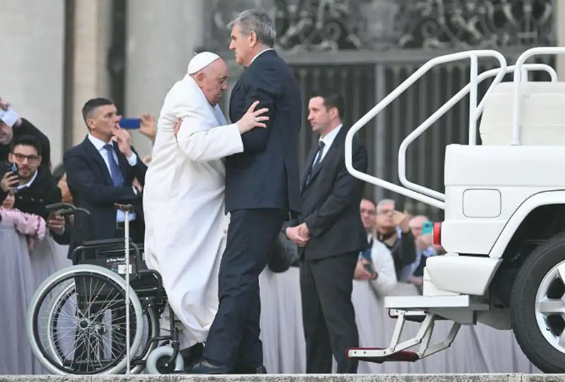 El Papa, incapaz de subirse al papamóvil
